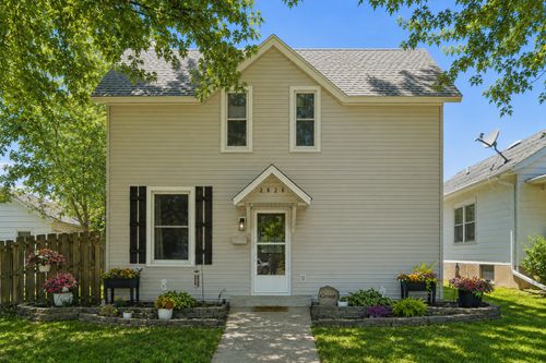 2626 N 3rd St, Clinton, IA, 52732-1816 | Card Image
