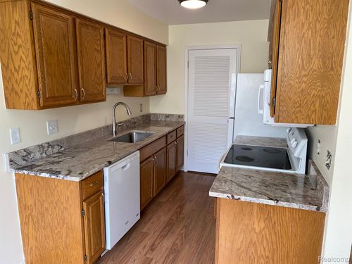 7648 Woodview Dr, Waterford, MI, 48327-4179 | Card Image