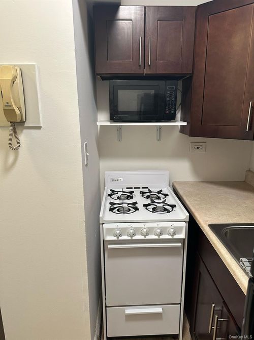 8l-150-38 Union Tpke, Flushing, NY, 11367-3904 | Card Image