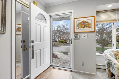 18 Roxbury Ave, Plainview, NY, 11803-2712 | Card Image