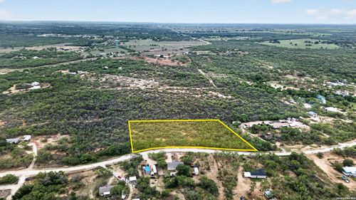 123 Country View Ln, Floresville, TX, 78114-9735 | Card Image