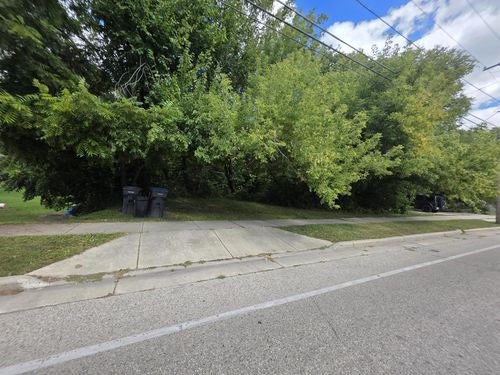 521 Wisconsin Avenue, Pewaukee, WI, 53072 | Card Image