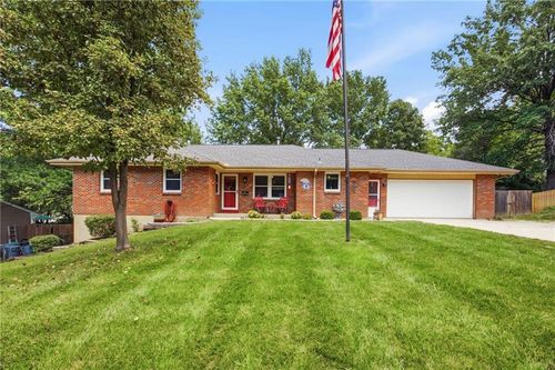 123 Grove Ave, Bonner Springs, KS, 66012-1520 | Card Image