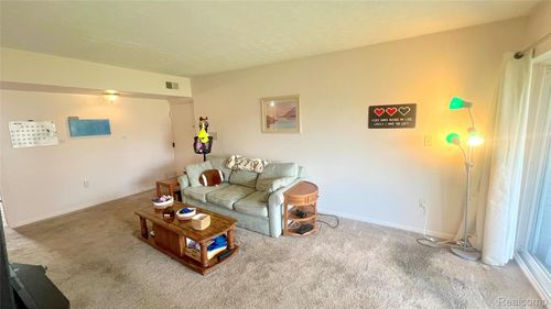 33007 Fargo St, Livonia, MI, 48152-1464 | Card Image