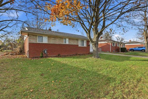 30045 Iroquois Dr, Warren, MI, 48088-5011 | Card Image