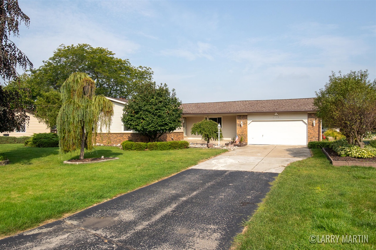 Crystal Dr, Jenison, MI 49428