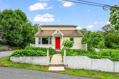 8 Stellar Dr, Greenwood Lake, NY, 10925-2840 | Card Image