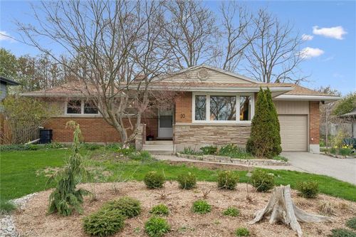 20 Katherine Cres, Kitchener, ON, N2M2K1 | Card Image