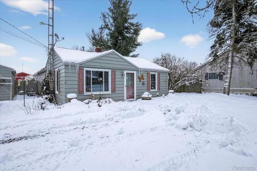 9102 N Genesee Rd, Mount Morris, MI, 48458-9758 | Card Image