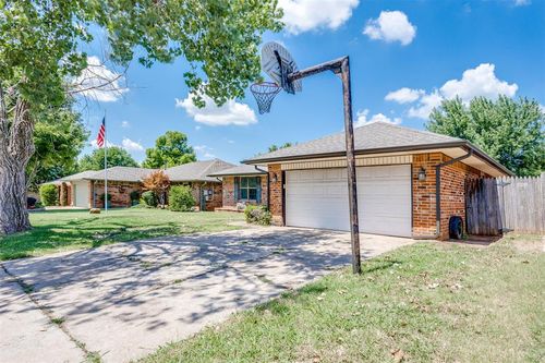 2713 Summerfield Dr, Edmond, OK, 73012-6523 | Card Image