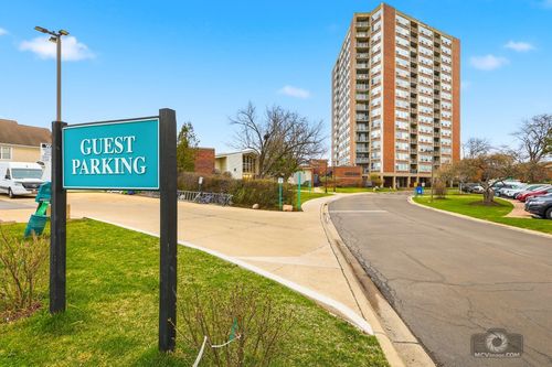 10b-3925 Triumvera Dr, Glenview, IL, 60025-3879 | Card Image