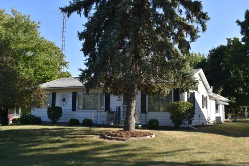 768 E 2nd St, El Paso, IL, 61738-1308 | Card Image