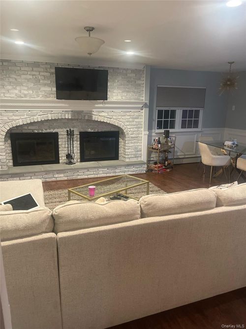 11 Thornwood Dr, Shirley, NY, 11967-3718 | Card Image