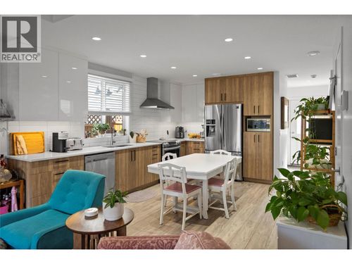 727 Cadder Ave, Kelowna, BC, V1Y5N7 | Card Image