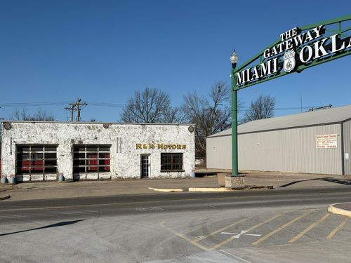 218 S Main St, Miami, OK, 74354-7724 | Card Image