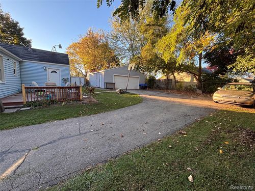 1325 Norton St, Burton, MI, 48529-1214 | Card Image