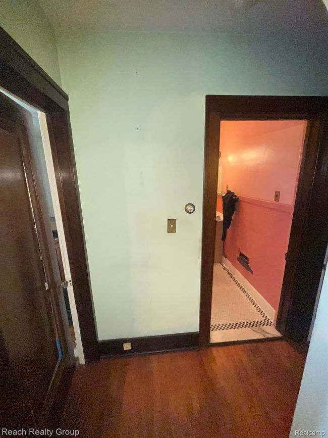 Upper unit bathroom | Image 15