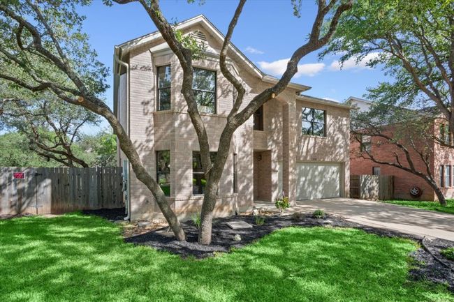 Green grass is digitally enhanced. | Image 38