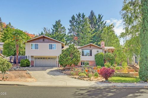 811 Ne Oregon Avenue, Grants Pass, OR, 97526 | Card Image