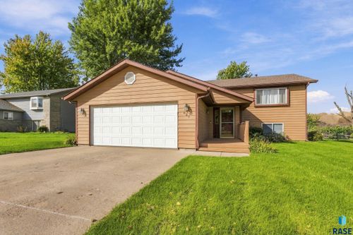627 N Solar Dr Drive, Sioux Falls, SD, 57103-6665 | Card Image