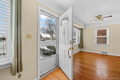 2420 N Connecticut Ave, Royal Oak, MI, 48073-4215 | Card Image