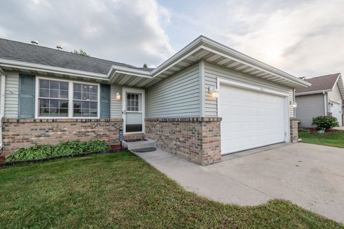 1927 Daisy Dr, West Bend, WI, 53090-2705 | Card Image