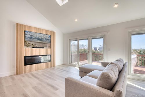 32 Library Ave, Westhampton Beach, NY, 11978-2677 | Card Image