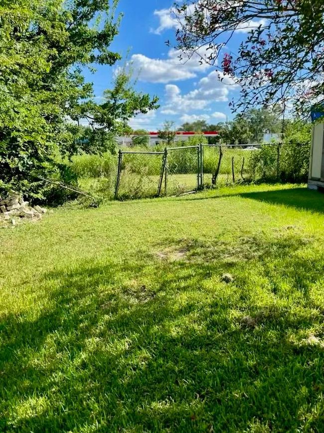 6206 Antha St, House other with 3 bedrooms, 2 bathrooms and null parking in Houston TX | Image 15