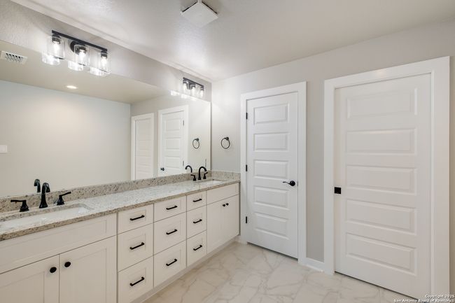 122 Hi View Dr, House other with 3 bedrooms, 3 bathrooms and null parking in Pipe Creek TX | Image 17