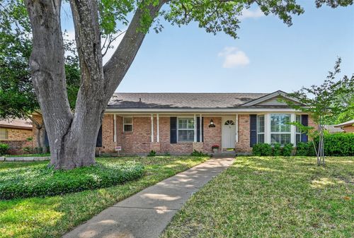 2105 Meadow Ln, Grand Prairie, TX, 75050-1718 | Card Image