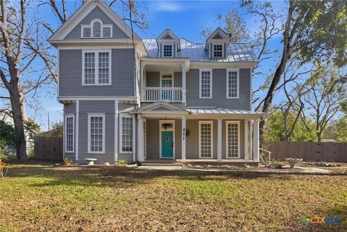 211 Lavaca St, Yoakum, TX, 77995-4127 | Card Image