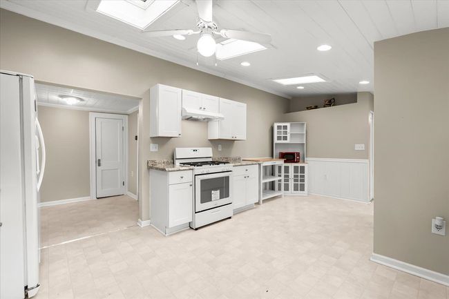 22514 Ridgeway St, House other with 2 bedrooms, 2 bathrooms and null parking in Saint Clair Shores MI | Image 9