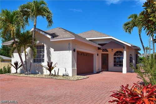 801 99th Ave N, NAPLES, FL, 34108-2233 | Card Image