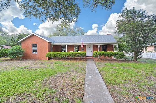 929 E Cedar St, Seguin, TX, 78155-3815 | Card Image