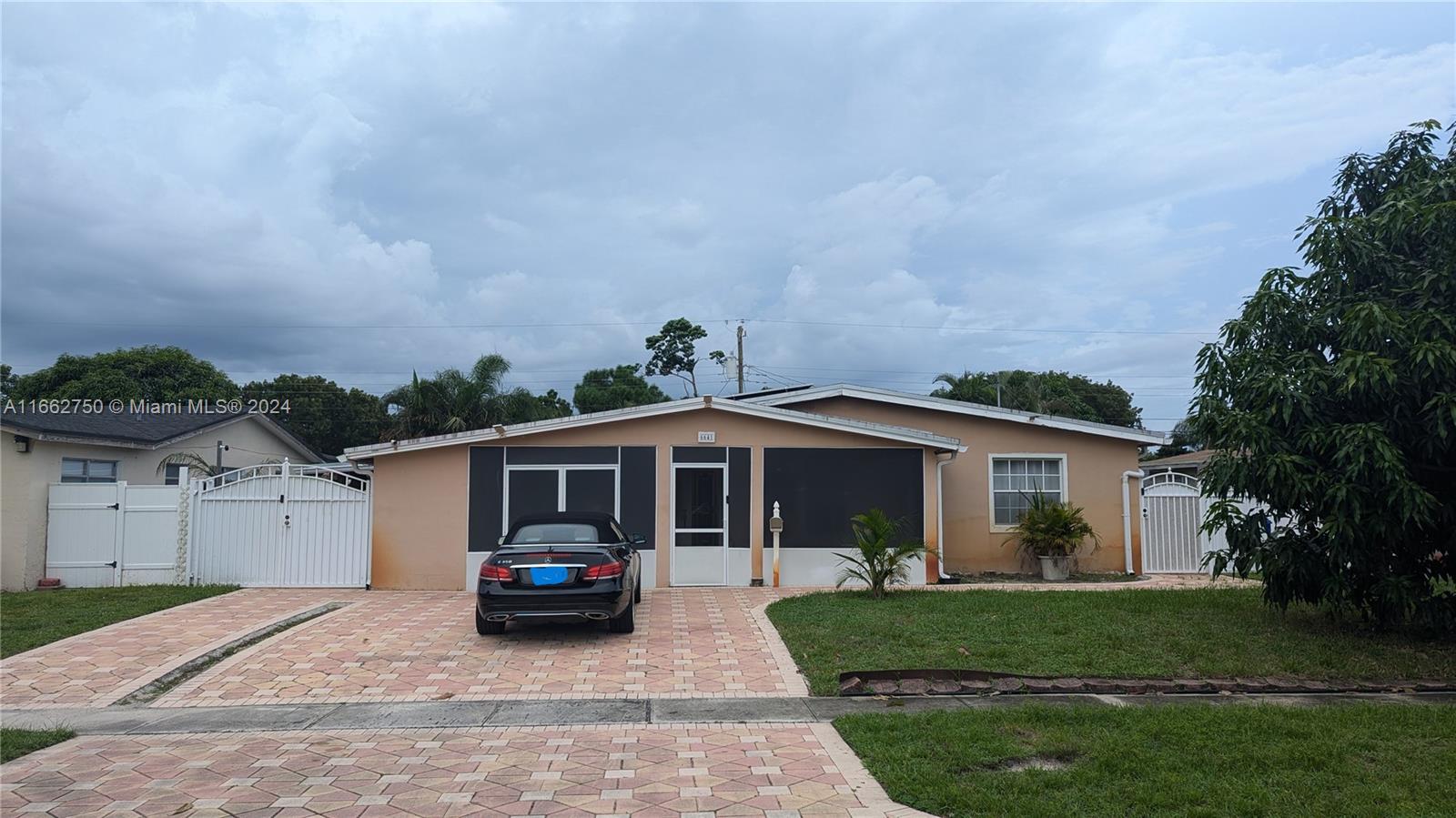 Pershing St, Hollywood, FL 33024