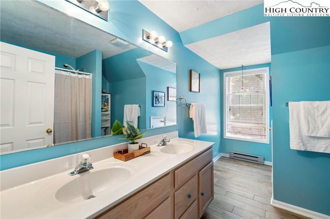 Upstairs Bathroom | Image 33
