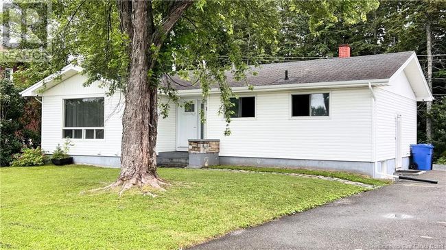 1235 Vanier Blvd, House other with 5 bedrooms, 2 bathrooms and null parking in Bathurst NB | Image 5