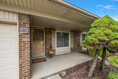39327 Timberlane Dr, Sterling Heights, MI, 48310-2460 | Card Image