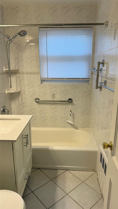 apt-4-1064 Hunter Ave, Valley Stream, NY, 11580-3006 | Card Image