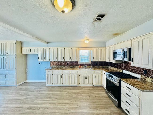 108 W 2 Nd St, House other with 3 bedrooms, 2 bathrooms and null parking in Hale Center TX | Image 7
