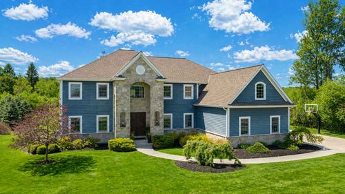 W294N6391 Wallschlager Way, Hartland, WI, 53029-9417 | Card Image