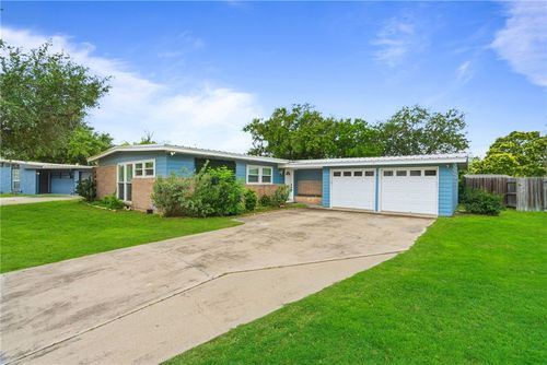 725 Santa Barbara Dr, Kingsville, TX, 78363-3421 | Card Image