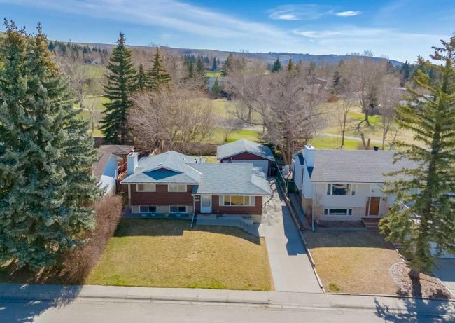 203 Dalhurst Way Nw, Home with 4 bedrooms, 1 bathrooms and 5 parking in Calgary AB | Image 2