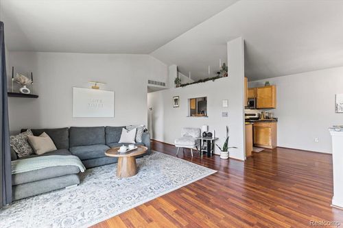 13886 Watersway Dr, Gibraltar, MI, 48173-8726 | Card Image