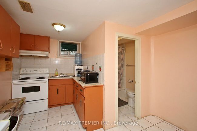 36 Newlin Cres, House attached with 5 bedrooms, 3 bathrooms and 4 parking in North York ON | Image 20