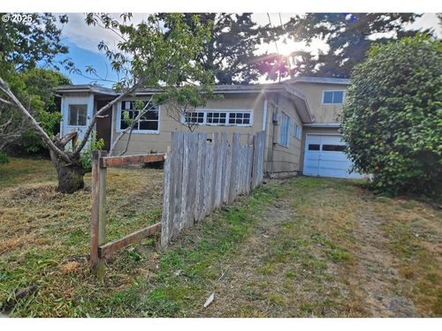 740 S Cammann St, Coos Bay, OR, 97420-2709 | Card Image