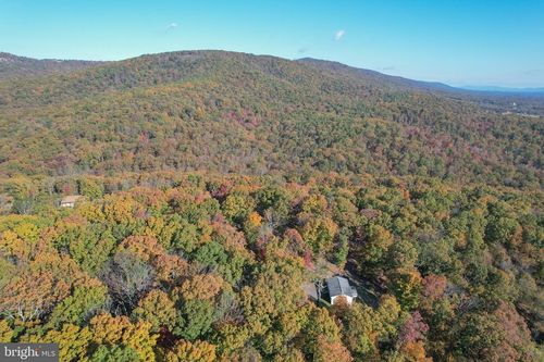 757 Pee Wee Ln, Hedgesville, WV, 25427-7127 | Card Image