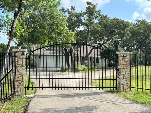 1665 Sparkman Dr, Boerne, TX, 78006-5866 | Card Image