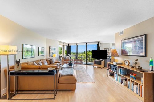 710-2000 Towerside Ter, Miami, FL, 33138-2224 | Card Image