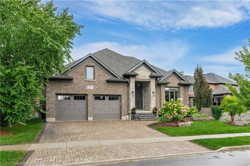 15 Langton Dr, Kitchener, ON, N2P2X9 | Card Image